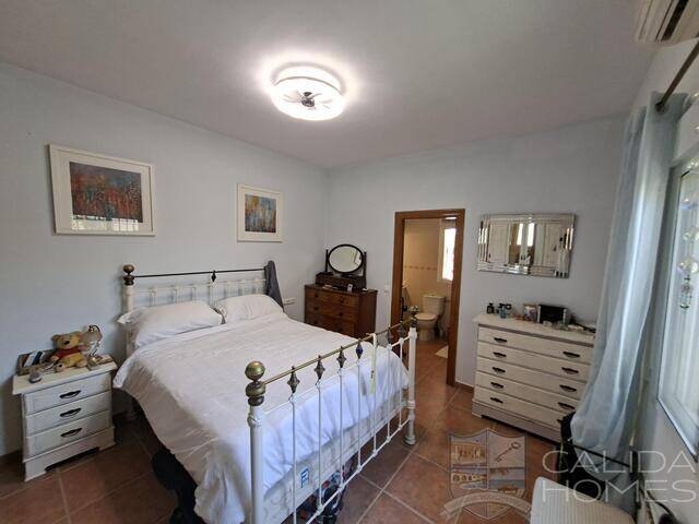 Villa Pura: Villa for Sale in Arboleas, Almería