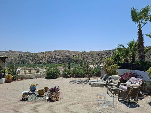 Villa Pura: Villa for Sale in Arboleas, Almería