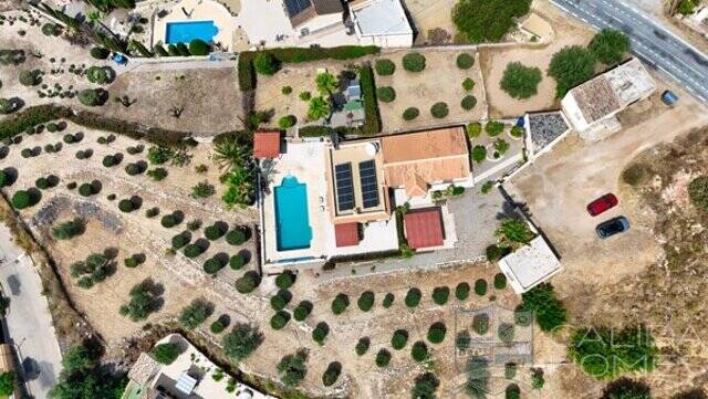 Villa Palacio: Villa for Sale in Arboleas, Almería