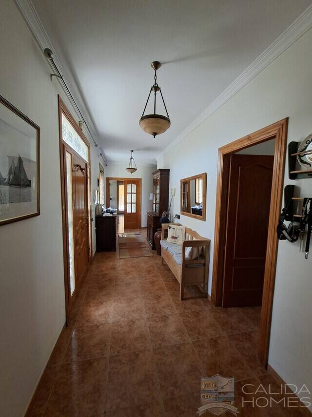 Villa Palacio: Villa for Sale in Arboleas, Almería