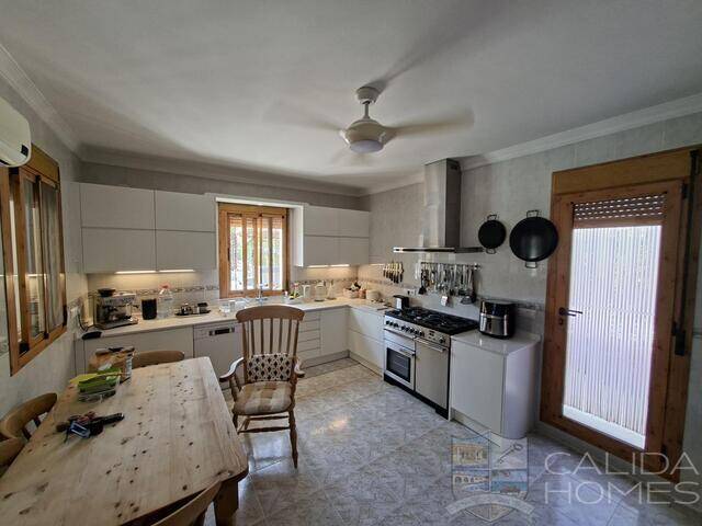 Villa Palacio: Villa for Sale in Arboleas, Almería