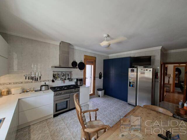 Villa Palacio: Villa for Sale in Arboleas, Almería
