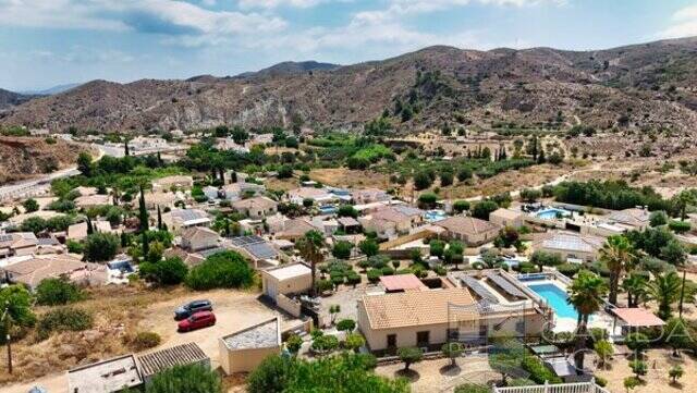 Villa Palacio: Villa for Sale in Arboleas, Almería