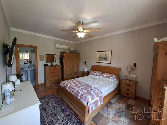 Villa Palacio: Villa for Sale in Arboleas, Almería