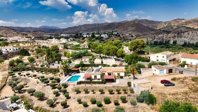 Villa Palacio: Villa for Sale in Arboleas, Almería