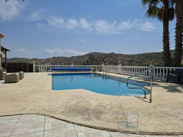Villa Palacio: Villa for Sale in Arboleas, Almería