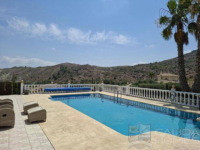 Villa Palacio: Villa for Sale in Arboleas, Almería