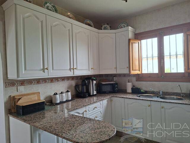 Villa Sanza: Villa for Sale in Arboleas, Almería