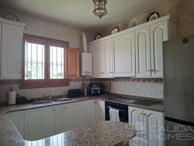 Villa Sanza: Villa for Sale in Arboleas, Almería