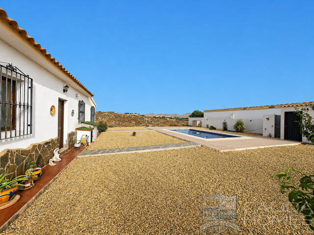 Villa Sanza: Villa for Sale in Arboleas, Almería
