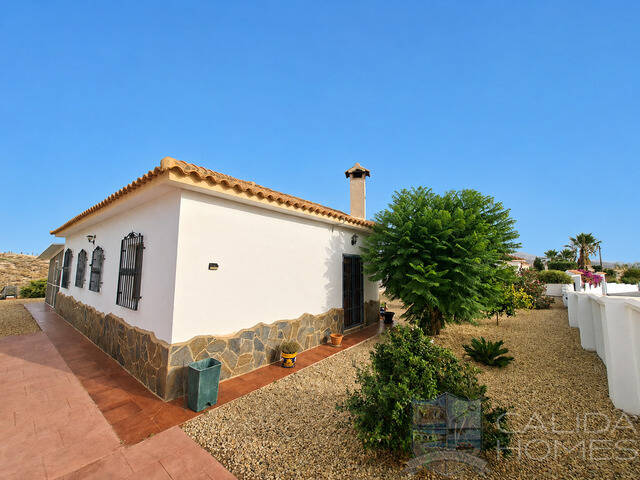 Villa Sanza: Villa for Sale in Arboleas, Almería