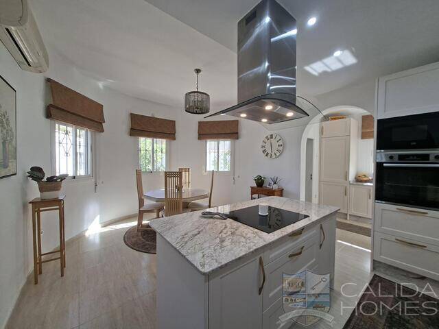 Villa Nueva Vida: Villa for Sale in Arboleas, Almería