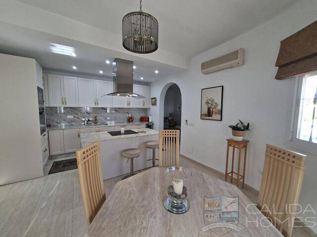 Villa Nueva Vida: Villa for Sale in Arboleas, Almería