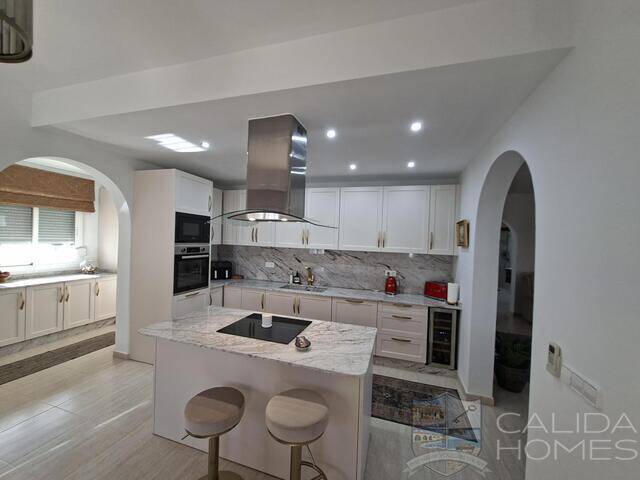 Villa Nueva Vida: Villa for Sale in Arboleas, Almería