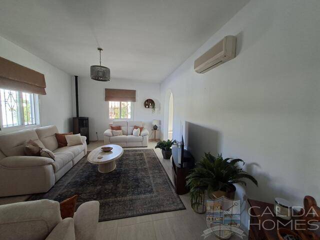 Villa Nueva Vida: Villa for Sale in Arboleas, Almería
