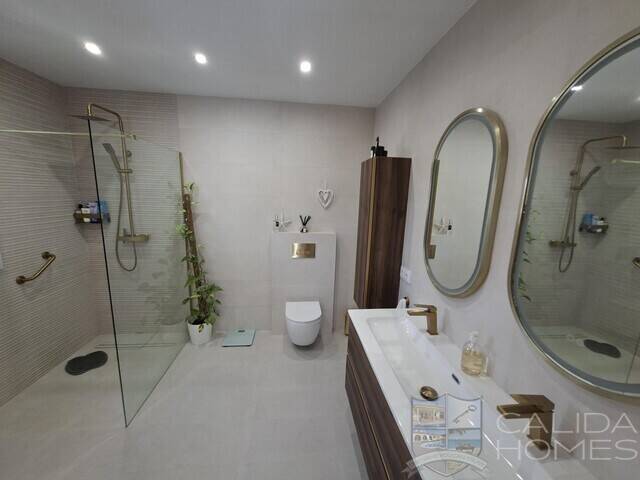 Villa Nueva Vida: Villa for Sale in Arboleas, Almería