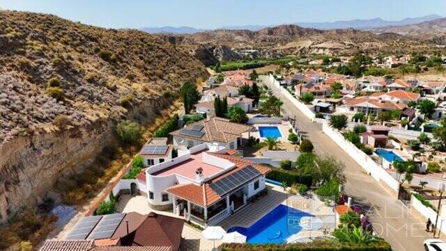 Villa Nueva Vida: Villa for Sale in Arboleas, Almería