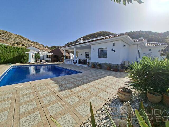 Villa Nueva Vida: Villa for Sale in Arboleas, Almería