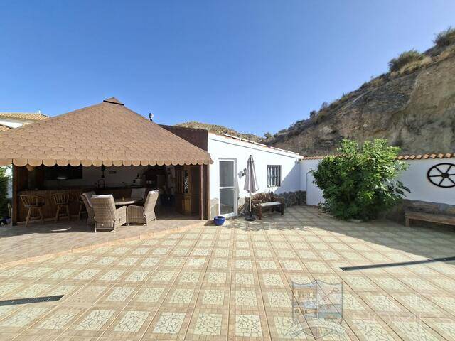 Villa Nueva Vida: Villa for Sale in Arboleas, Almería