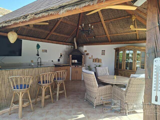 Villa Nueva Vida: Villa for Sale in Arboleas, Almería