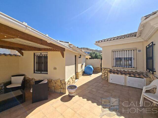 Villa Los Keron: Villa for Sale in Arboleas, Almería