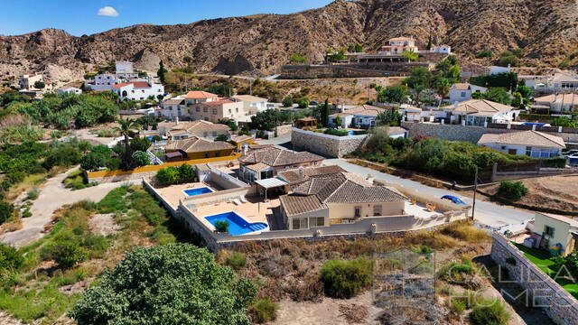 Villa Los Keron: Villa for Sale in Arboleas, Almería