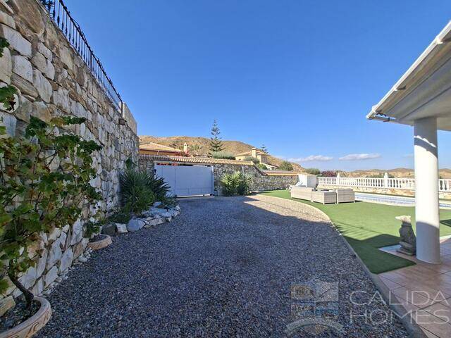Villa Puerta de Luna: Villa for Sale in Arboleas, Almería