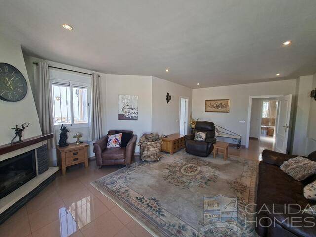 Villa Puerta de Luna: Villa for Sale in Arboleas, Almería