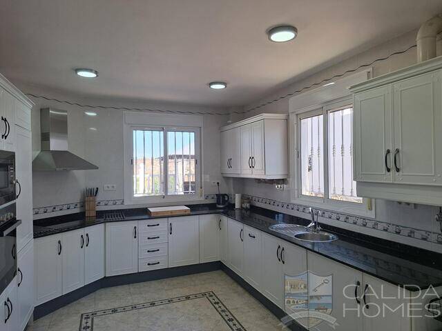 Villa Puerta de Luna: Villa for Sale in Arboleas, Almería