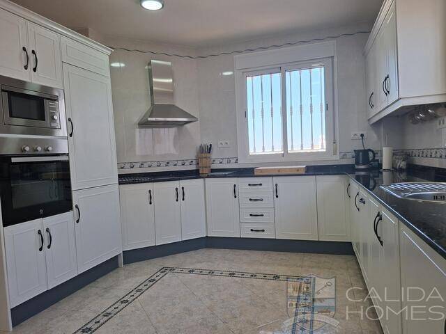 Villa Puerta de Luna: Villa for Sale in Arboleas, Almería