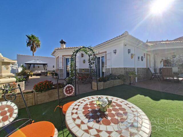 Villa Puerta de Luna: Villa for Sale in Arboleas, Almería