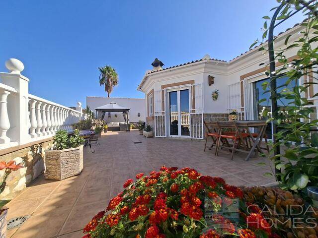 Villa Puerta de Luna: Villa for Sale in Arboleas, Almería