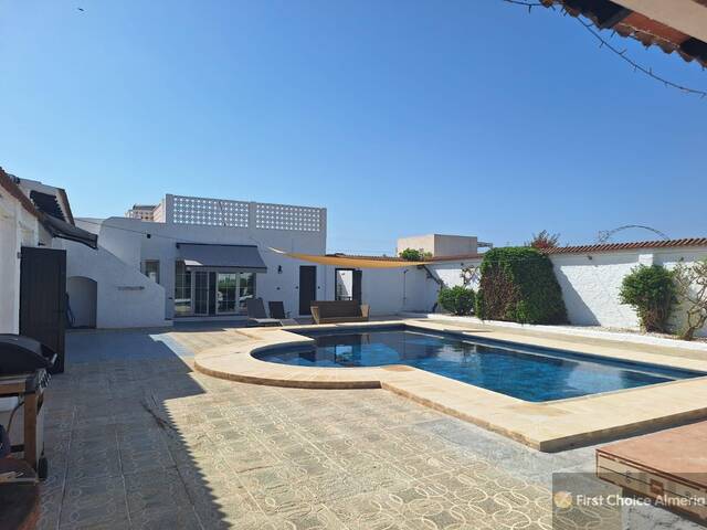 933-3287: Villa for Sale in Cuevas del Almanzora, Almería